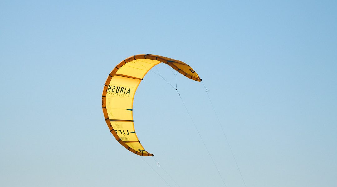 airush-DSCF8533 Jason Yellow Lift Short Lines Dolphin MDMARKGRAAFFLift Kite